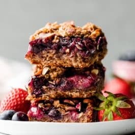 healthy berry streusel oat bars