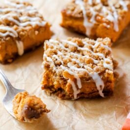 pumpkin streusel bars with vanilla icing