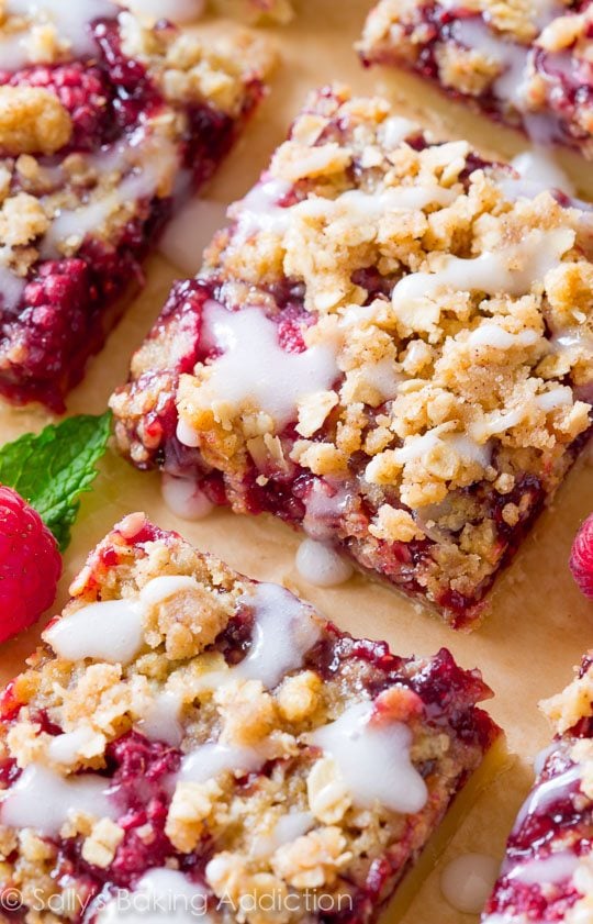raspberry streusel bars with vanilla icing