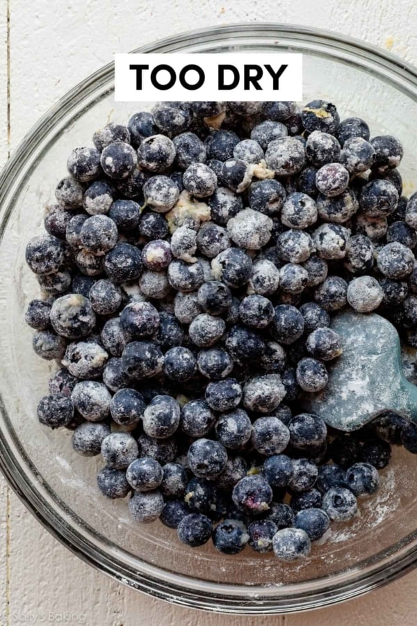 powdery blueberries in glass bowl.