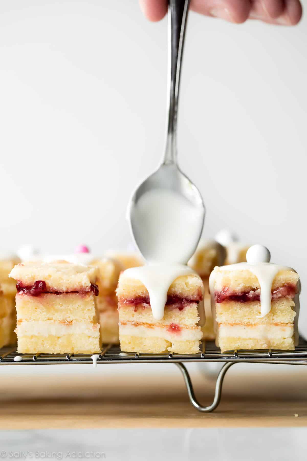 Icing on petit fours